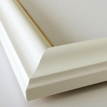 ※お届け地域により、別途運賃がかかる場合やお届けできない場合がございますので、お問い合わせ下さい。 木製のシンプルな額縁です。ゴールドの縁が施されています。サイズ大衣サイズ個装サイズ：57.8×46.3×3.5cm重量個装重量：2350g素材・材質フレーム:木製表面材:アクリル仕様作品寸法:507×392mm付属品吊紐生産国日本広告文責 (有)Gグローバル 058-216-2175 ■購入前に必ずご確認ください■ ●こちらの商品につきまして当店別倉庫から発送となります。 配送センターに配送指示をした時点でキャンセルができなくなります。 キャンセル料が発生致しますのでご注意ください。 ●各商品別に運送会社がことなります ご希望の運送会社指定はできません。 また営業所止めの配達指定も対応はできません。 ●お届けは軒先渡しとなります。搬入、組み立て、設置等は 宅配業者に依頼しても対応できません。 ●配達指定日は指定できません。 配送センターからの発送タイミグでのお届けとなります。 お急ぎの方は予め納期確認をお願い致します。 ●熨斗、ラッピング対応はできません。 ●配送センターから直接発送となりますので 納品書、領収書等は同梱されません。 ご希望の方は当店までご連絡お願い致します。 ●北海道、沖縄、離島地域にお住まいの方は送料2500円となります。 送料無料と記載の商品も送料2500円となりますのでご注意ください。fk094igrjs