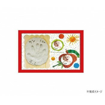 ※お届け地域により、別途運賃がかかる場合やお届けできない場合がございますので、お問い合わせ下さい。 粘土で手形や足形をとって、お子様の成長記録を石のようなレリーフに残せます。お宮参り、お誕生日、七五三、ご入園日記念日も入れて思い出を形に。※オーブン、オーブンレンジ、オーブントースターで焼くことで硬化する粘土を使用。(電子レンジ、加熱水蒸気タイプのオーブンレンジでの作製不可。)サイズ32×1.5×23cm個装サイズ：32.6×23.2×2.6cm重量518g個装重量：720g素材・材質粘土:砂、油、合成樹脂フレーム:天然木(アユース)仕様対象年齢:0〜5才フレーム幅:1.5cmセット内容木製フレーム、ボード、台紙、粘土、壁吊り紐、スタンド用の棒ネームカード(パッケージから切り取ってご使用ください)生産国日本広告文責 (有)Gグローバル 058-216-2175 ■購入前に必ずご確認ください■ ●こちらの商品につきまして当店別倉庫から発送となります。 配送センターに配送指示をした時点でキャンセルができなくなります。 キャンセル料が発生致しますのでご注意ください。 ●各商品別に運送会社がことなります ご希望の運送会社指定はできません。 また営業所止めの配達指定も対応はできません。 ●お届けは軒先渡しとなります。搬入、組み立て、設置等は 宅配業者に依頼しても対応できません。 ●配達指定日は指定できません。 配送センターからの発送タイミグでのお届けとなります。 お急ぎの方は予め納期確認をお願い致します。 ●熨斗、ラッピング対応はできません。 ●配送センターから直接発送となりますので 納品書、領収書等は同梱されません。 ご希望の方は当店までご連絡お願い致します。 ●北海道、沖縄、離島地域にお住まいの方は送料2500円となります。 送料無料と記載の商品も送料2500円となりますのでご注意ください。fk094igrjs