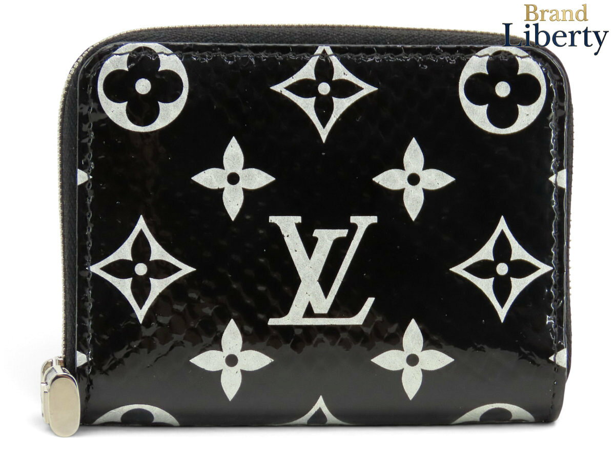 ● ブランドルイヴィトン　LOUIS VUITTON ● 商品名エキゾチック モノグラム　ジッピーコイン パースコインケース　小銭入れ　コンパクト財布　カードケース　パスケース　名刺入れ ● サイズW：11cm　H：8.5cm　D：2cm ● 仕様 内側：小銭入れ2　カード入れ4　フリーポケット3 ● カラーノワール(ブラック)xシルバー ● 素材パイソンレザー ● 型番N97059 ● 製造刻印RFID(ICチップ) ● 製造国フランス ● 付属品保存袋 ● 商品ランク 外観：S　　 内観：S ● 商品状態ファスナープル金具に微細な薄キズ、カードポケットに若干の開きがございますが、全体的に使用感なくとても綺麗なお品物になります。