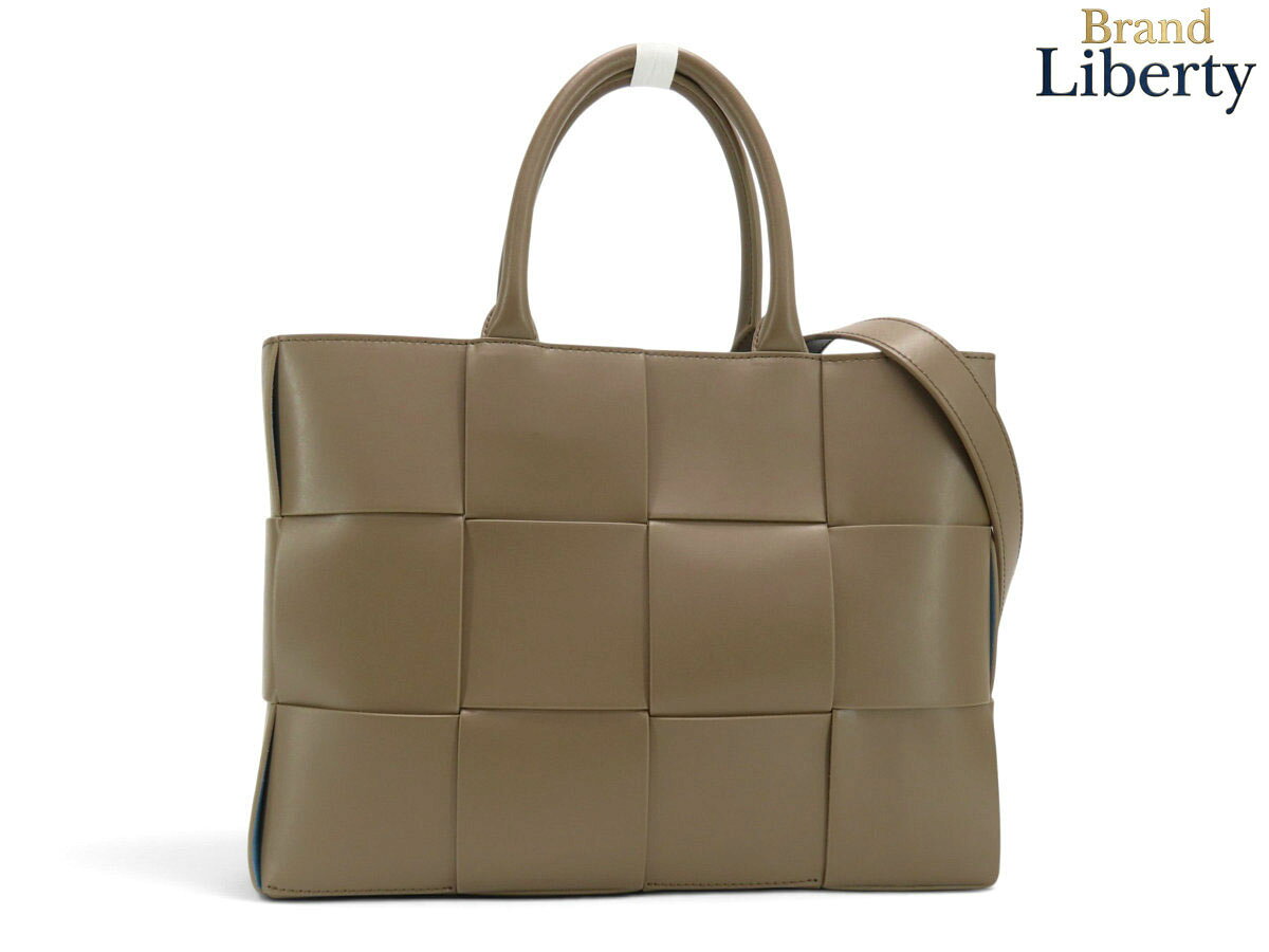 ● ブランドボッテガ ヴェネタ　BOTTEGA VENETA ● 商品名イントレチャート　スモール アルコ　2WAY トートバッグ　ハンドバッグ　ショルダーバッグ ● サイズW：32cm　H：24cm　D：8cm　約88～98cm(両サイド4段階調節) ● 仕様 内側：ファスナーポケット×1 ● カラーアルジル(ブラウン)xディープパシフィック(ブルー) ● 素材カーフレザー ● 型番766954 ● 製造刻印RFID(ICチップ) ● 製造国イタリア ● 付属品ショルダーストラップ ● 参考定価539,000円 ● 商品ランク 外観：S　　 内観：SA ● 商品状態内側底面やポケット内に薄スレ箇所、金具にわずかな薄キズやくすみがございますが、全体的に使用感を感じられないとても綺麗なお品物になります。