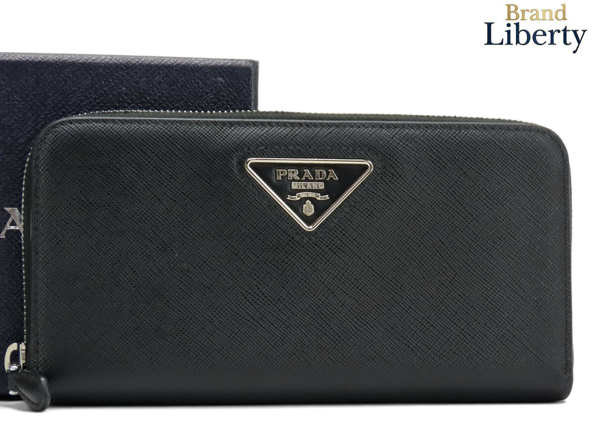 ● ブランドプラダ　PRADA ● 商品名サフィアーノ トライアングル　ジップアラウンド長財布　ラウンドファスナー長財布 ● サイズW：20cm　H：10.5cm　D：2.5cm ● 仕様 内側：札入れ×2　ファスナー小銭入れ×1　カード入れ×12　ポケット×2 ● カラーNERO ブラック ● 素材カーフレザー ● 型番1ML506 ● 製造刻印RFID(ICチップ) ● 製造国イタリア ● 付属品箱　保存布 ● 参考定価144,100円 ● 商品ランク 外観：S　　 内観：SA ● 商品状態外側背面下部に極わずかな薄スレ、ロゴ金具に微細な薄キズ、内側カード入れにわずかなカード痕やファスナープル金具の接触による押し痕がございますが、使用感を感じられないとても綺麗なお品物になります。