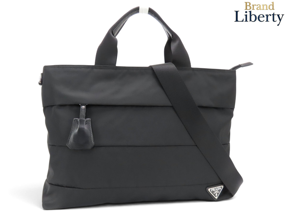 ● ブランドプラダ　PRADA ● 商品名テスート　2WAY ショッピング トートバッグ　ハンドバッグ　ショルダーバッグ ● サイズW：37cm　H：27cm　D：13cm　ショルダー最大：約135cm ● 仕様 外側：ファスナーポケット1 内側：ファスナーポケット1 ● カラーNERO　ブラック ● 素材ナイロンxレザー ● 型番BR4561 ● 製造国イタリア ● 付属品ショルダーストラップ ● 商品ランク 外観：SA　　 内観：SA ● 商品状態ハンドルレザーやクロシェットに極わずかなスレ、ファスナースライダー金具にメッキ剥げ、ロゴプレートや金具類に微細な薄キズ・小キズがございますが、全体的に使用感少なくとても綺麗なお品物になります。