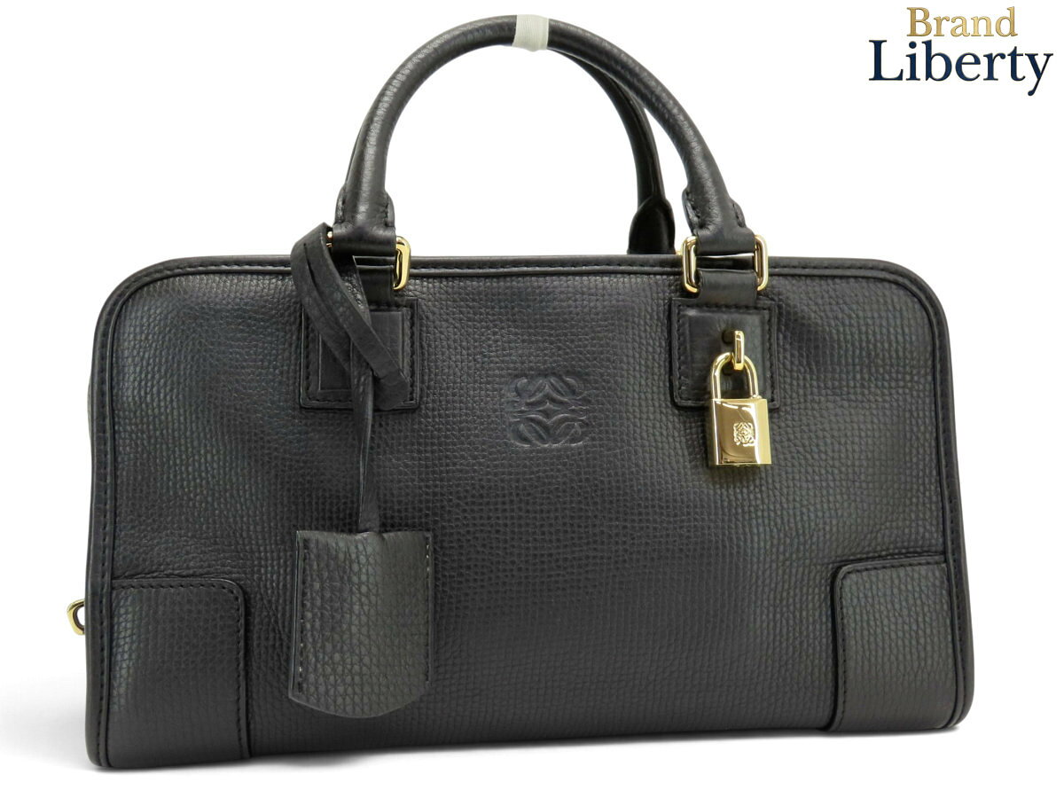 ● ブランドロエベ　LOEWE ● 商品名アマソナ28　ハンドバッグ　ミニボストンバッグ　トートバッグ ● サイズW：29cm　H：17cm　D：13cm ● 仕様 内側：ファスナーポケット1　オープンポケット1 ● カラーブラック ● 素材ゴートスキン レザー ● 型番352.45.A03 ● 製造国スペイン ● 付属品保存袋　クロシェット　カデナ　キーx1 ● 商品ランク 外観：SA　　 内観：A ● 商品状態若干の型崩れ、金具類に薄キズ・スレ、ハンドルやクロシェットのコバに割れ、内側に薄キズ・シワがございますが、使用感少なくとても綺麗なお品物になります。