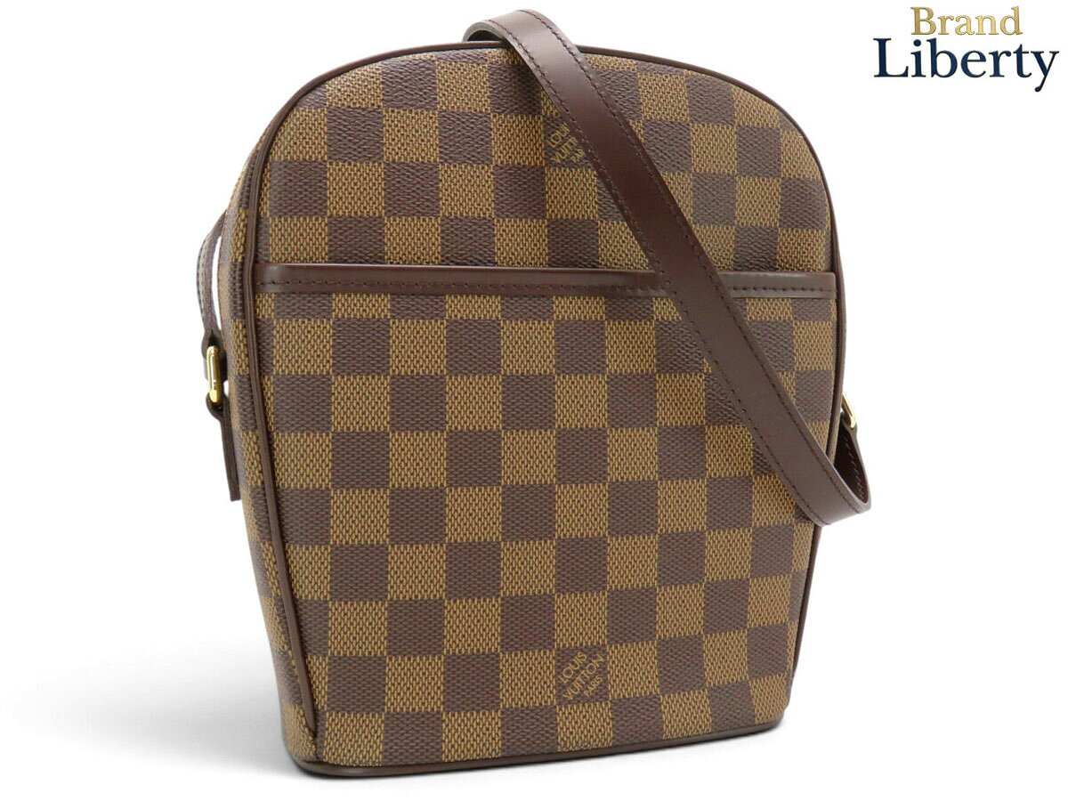 ● ブランドルイヴィトン　LOUIS VUITTON ● 商品名ダミエ　イパネマPM　斜め掛けショルダーバッグ　ショルダーポーチ　ポシェット ● サイズW：下部16cm/上部20cm　H：22cm　D：8cm　ショルダー：約114～124cm（5段階調節） ● 仕様外側 : オープンポケット1内側 : オープンポケット1 ● カラーダークブラウン ● 型番N51294 ● 製造刻印BA0096 ● 製造国フランス ● 付属品なし(本体のみ) ● 商品ランク外観：SA　　 内観：SA ● 商品状態外側底面にスレや薄キズ、内側底面に点状の薄シミ、金具に薄キズや小キズ・メッキ剥げ箇所がございますが、使用感少なくとても綺麗なお品物になります。