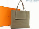 ● ブランドエルメス　HERMES ● 商品名カバ セリエ 46　ショルダートートバッグ　ハンドバッグ ● サイズW：下部35cm/上部46cm　H：34cm　D：14cm　ショルダー：約60cm ● 仕様 外側：オープンポケット×1 ● カラーエトゥープ(ベージュ系)　エトープ ● 素材トリヨンクレマンス ● 製造刻印U刻印(2022年製) ● 製造国フランス ● 付属品箱(破損あり)　保存袋 ● 商品ランク 外観： S　　 内観： S ● 商品状態輸送等により角や内側にわずかなスレが見受けられますが、未使用でとても綺麗なお品物になります。