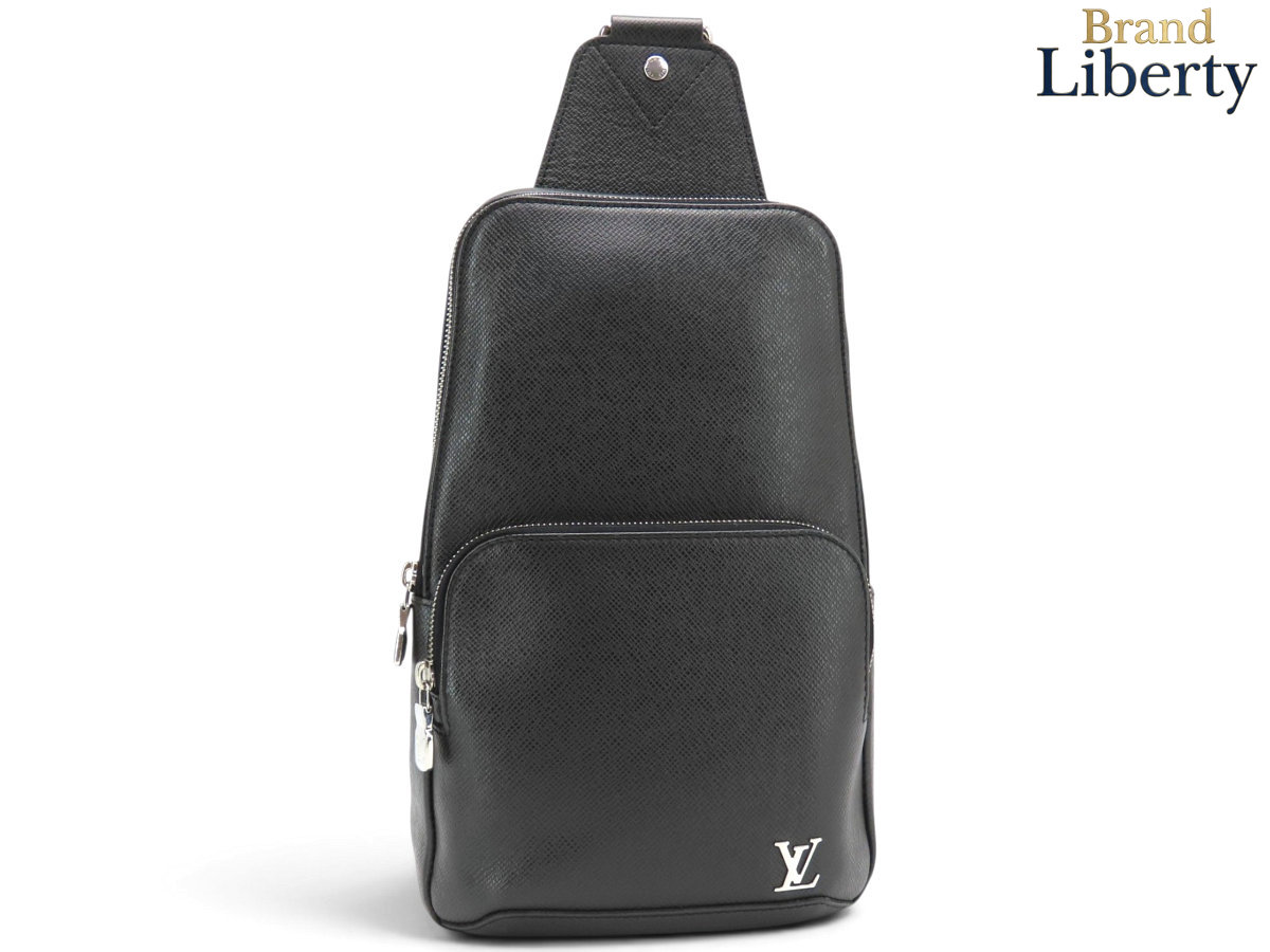 ● ブランドルイヴィトン　LOUIS VUITTON ● 商品名タイガ　アヴェニュー スリングバッグ　ボディバッグ　ショルダーバッグ ● サイズW：20cm　H：31cm　D：10cm　ショルダー最大：約100cm ● 仕様 外側：ファスナーポケット1 内側：オープンポケット1 ● カラーノワール(ブラック) ● 素材レザー ● 型番M30443 ● 製造刻印なし ● 製造国スペイン ● 付属品なし(本体のみ) ● 商品ランク 外観：A　　 内観：A ● 商品状態表面や内側に若干のスレ、型崩れ、ショルダーストラップ付け根のレザーにシワ、金具類に多少の薄キズ・小キズがございますが、使用感少なくとても綺麗なお品物になります。