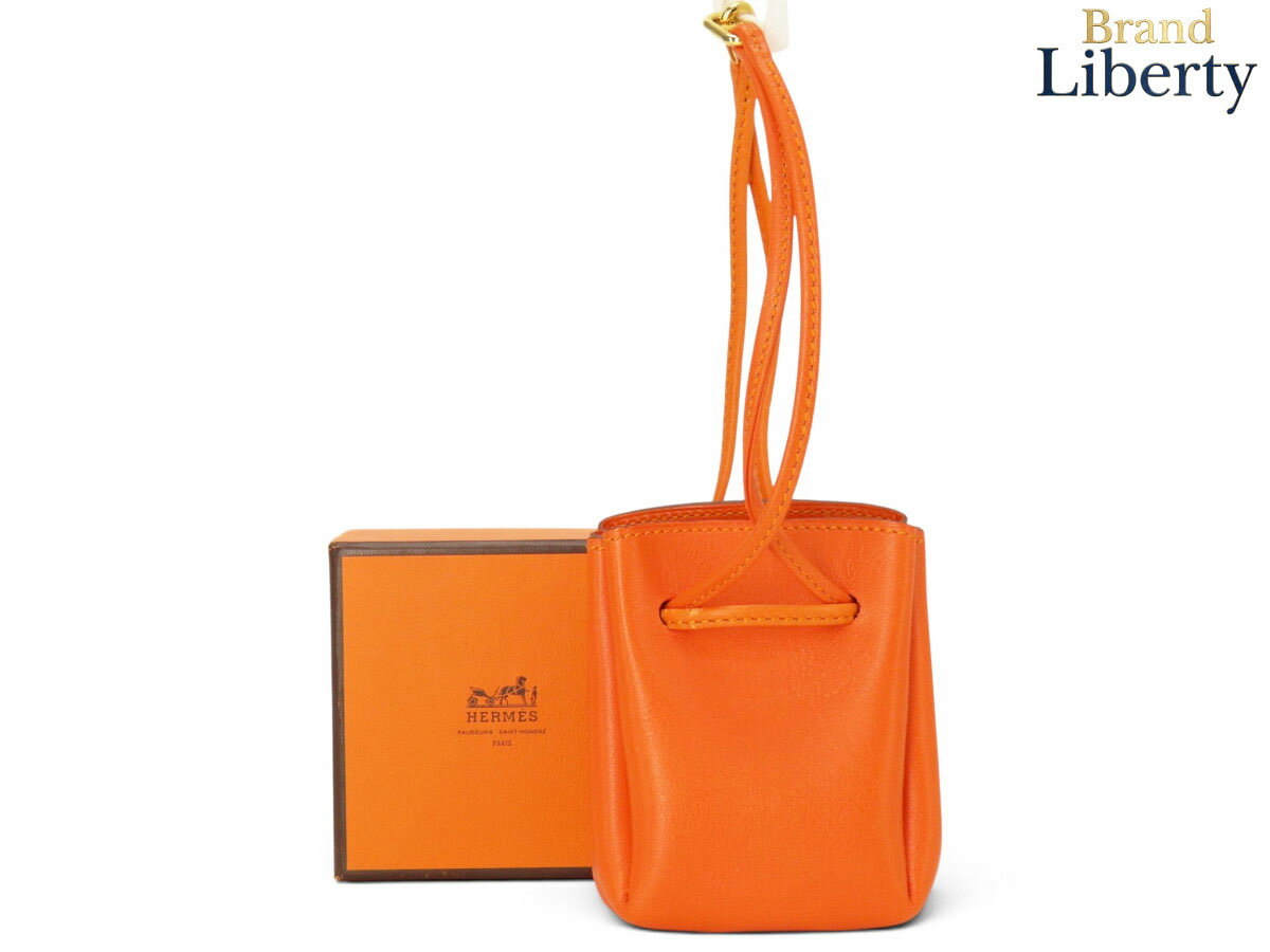 ● ブランドエルメス　HERMES ● 商品名ヴェスパ ポーチ　巾着型　ハンドポーチ　ドローストリング　バッグチャーム　小物入れ ● サイズW：7cm　H：9cm　D：6cm　ハンドル：約27cm ● カラーオレンジxゴールド金具 ● 素材ガリバー ● 製造刻印〇Y ● 製造国フランス ● 付属品箱(スレ、蓋破損あり) ● 商品ランク外観：SA　　 内観：SA ● 商品状態巾着紐にスレ・色褪せ、開口部内側にレザー同士の接触によるスレや点汚れがございますが、全体的にとても綺麗なお品物になります。