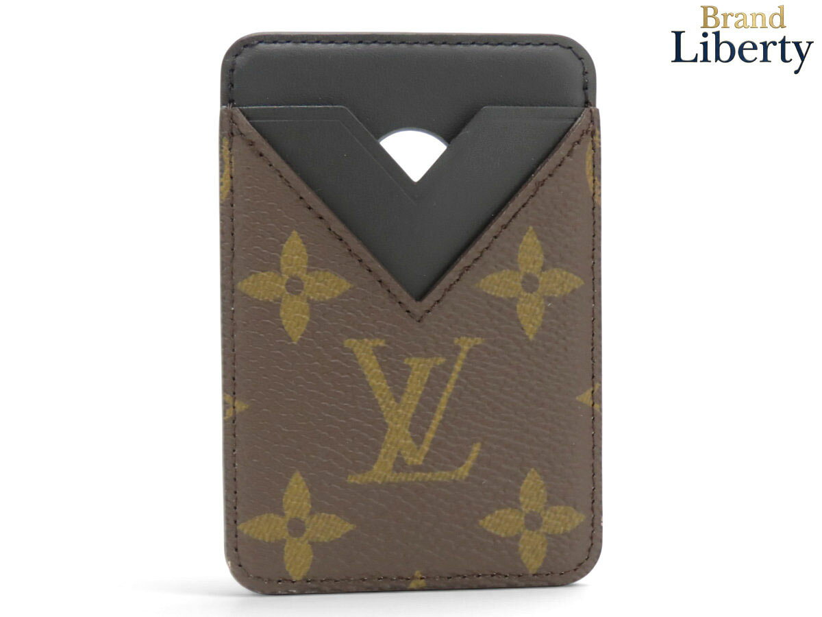 ● ブランドルイヴィトン　LOUIS VUITTON ● 商品名モノグラム マカサー　ポルト カルト マグネットカードケース　パスケース　定期入れ　iPhone用　マグネットケース　磁気ケース ● サイズW：6.5cm　H：9.5cm　D：0.5cm ● 仕様カード入れ2 ※MagSafeを搭載したすべてのiPhoneに取付けられます。 ● カラーダークブラウンxブラック ● 素材PVCxレザー ● 型番M13185 ● 製造刻印ME4234 ● 製造国イタリア ● 付属品なし(本体のみ) ● 参考定価60,500円 ● 商品ランク 外観：S　　 内観：NS ● 商品状態裏面の下部に極わずかな付着汚れがございますが、未使用でとても綺麗なお品物になります。