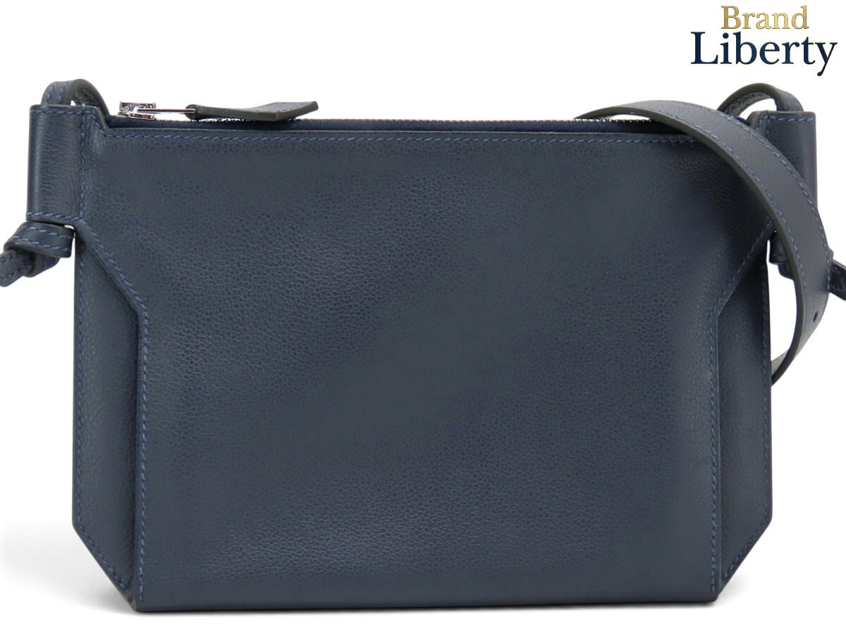 ● ブランドエルメス　HERMES ● 商品名ウルトラプラ24　Ultrapla24　クロスボディバッグ　斜め掛けショルダーバッグ　メッセンジャーバッグ ● サイズW：26cm　H：16cm　D：1cm　ショルダー：約90～115cm(5段階調節) ● 仕様 外側：オープンポケット2 ● カラーブルーニュイ ● 素材エバーカラー ● 製造刻印Z刻印(2021年製) ● 製造国フランス ● 付属品なし(本体のみ) ● 商品ランク 外観：S　　 内観：S ● 商品状態表面に極わずかな型崩れ、内側に若干のシワがございますが、使用感を感じられないとても綺麗なお品物になります。