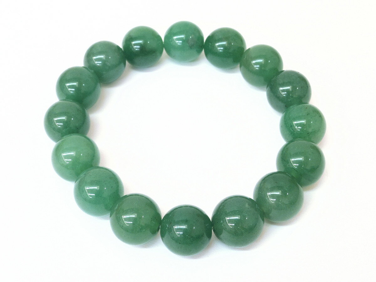 アベンチュリン（砂金石）のブレスレットです。 アベンチュリンは翡翠の代用品として使用されたこともあり「インド翡翠」という別名がありますが、実は水晶の仲間になります。 独特な深い緑色で、光を当てると微粒子状の結晶によりキラキラと反射するアベン...