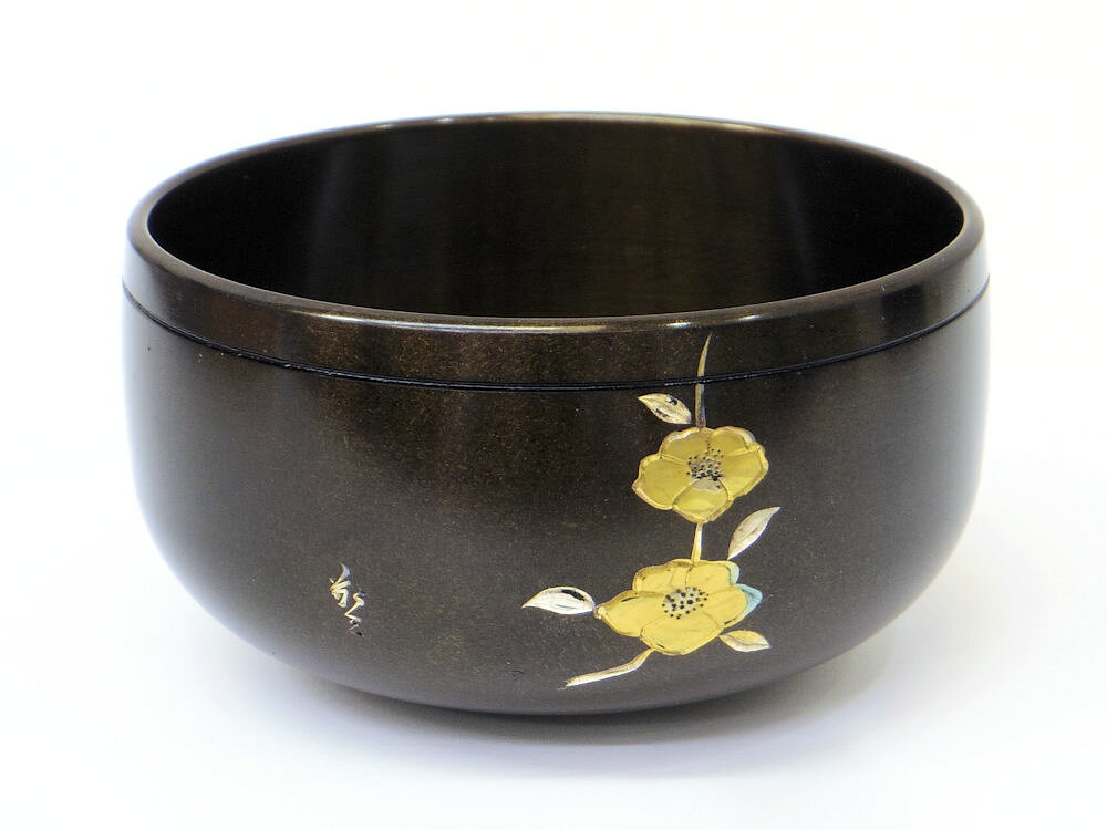 上品な山茶花の彫刻が入ったおりんです。 良い音には十徳という10種類の徳があるといわれています。 ■音の十徳 ・諸力抱護・・・みえない力で護られます ・穏気安定・・・穏やかな気持ちになって落ち着けます ・惺心感謝・・・ありがたい！感謝の心が生まれます ・優悟逢源・・・とても優しい自分になれます ・知幸温癒・・・あたたかく癒されて幸せを感じます ・思遣振鈴・・・おもいやりの心が響き合います ・美人心煌・・・心美人になっていのち煌きます ・笑咲満願・・・笑顔の花が咲きほころびます ・清浄歓喜・・・心身が清浄になり喜びで満ち溢れます ・普聴希輝・・・ただ聴くだけで輝く未来へといざないます ◆サイズ／本体：直径90mm×高50mm　 ※実店舗と同時に販売している商品のため、在庫切れの場合がございます。その際はお届けに3～4週間ほどいただきます。ご了承ください。 　