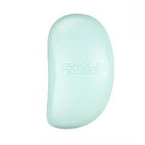 サロン・エリートは、あなたの手のひらので結果をもたらす。 タングルティーザー「サロン エリート」TANGLE TEEZER "Salom Elite" ■商品について ・髪のもつれを解消するのに適しており、毎日のブラッシングにおすすめします。・人間工学に基づいたデザインで、手にフィットし持ちやすいヘアブラシです。・ブラシ部分は、頭の形に沿っており、柔軟性、弾力性に優れており、キューティクルの傷みを軽減しながらスムーズにブラッシングができるため、本来の髪のツヤを取り戻します。・乾いた髪、濡れた髪の両方にお使いいただけます。・くせ毛でお悩みの方、絡まりやすいデリケートなお子様の髪など、様々な髪質の方にお使いいただけます。・ウィッグやエクステンションのお手入れにも。 ■お手入れ方法 軽い汚れは柔らかい布で軽く拭き取っていただくか、水洗いしてください。（ブラシの構造上、ブラシの接合部分から水が入る恐れがあります。） 汚れがひどい場合は、中性洗剤を溶かしたぬるま湯で洗い、よくすすいだ後に水気を切って陰干ししてください。 水洗いした後は、よく乾燥させてから通気性の良いところで清潔に保管してください。 ■カラー：ドリーピンク、ミッドナイトブラック■材質：本体／ポリプロピレン 　　　　毛／熱可塑性ポリエーテルエステルエラストマー■本体サイズ：全長約12.3×7.3×4.8cm ■使い方 髪にやさしくタングル・ティーザーをあて、ゆっくりと上から下へ梳いてください。内側の髪はブラシの毛の部分を外側に向けてください。髪の量の多い方は髪を分けてブラッシングすることをお勧めいたします。 ■イギリス製 &nbsp; ※この商品は定形外郵便でお届け致します。手渡しではなく郵便受けにお届けとなります。 お届けに3日〜7日を要しますのでご了承ください。 ※お支払いはクレジットカード・銀行振込のみのお取扱となります。 代引でのご利用は出来ませんのでクレジットカード及び銀行振込を選択してください。 ※配送日時指定ができませんのでご了承ください。シャンプーやトリートメントの時からその力を発揮。 毎日のブロー、カラーリングなどでダメージを受け 絡んだ髪もスっととかせます。 エクステやウィッグのお手入れにも最適です。 もつれた髪を解きほぐす