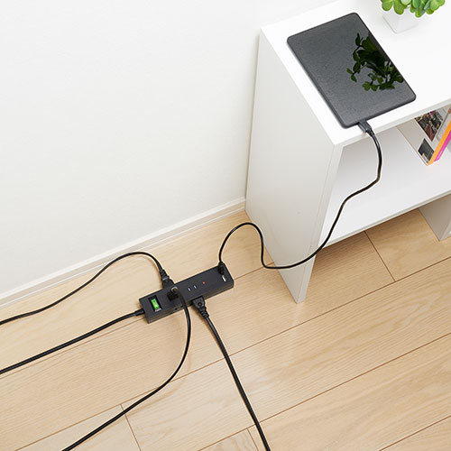 【8個セット】 YAZAWA 3方向から挿せる6個口USBタップ ブラック H6BK8122UBKX8