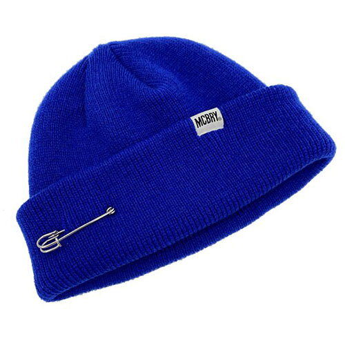 MCBRY SHORT BEANIE ブルー●ユニセックスデザイン MACK BARRYのアイテムは、全てユニセックスデザイン。 シンプルなデザインなので、コーデに取り込みやすいです。 ●様々なシーンで着用いただけます! アウトドア、海や山へのキャンプ、登山や散歩時の日焼け対策に。 パートナーとのお揃いコーデ、友達との双子コーデにも。 ●多くの韓国アーティストがMACK BARRYのアイテムを着用! BTS (防弾少年団)をはじめ、多くの韓国アーティストがMACK BARRYのアイテムを着用しています。 推しとのお揃いコーデに、ぜひ取り入れてください。サイズ:FREE 素材:アクリル100% ・ユニセックス ・ピンの取り外し可能 ・韓国製