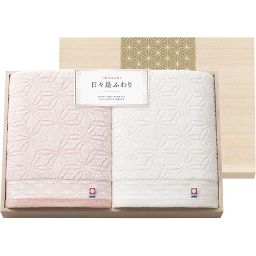 やわらかく淡い色と伝統柄から上品さが漂い、パイルのやさしい肌触りをふわりと感じる穏やかな日々を贈ります。 日々の暮らしをふわりと包み込んでくれるような、淡くやさしい色合いの今治タオル。淡くやさしいピンクとアイボリーの二色は日本の伝統的なお祝い色「紅白」を思わせる色彩で、結婚や出産など晴れの日の贈りものとしてぴったりです。また上品な佇まいで、「感謝」を込めた大切な贈りものとして、お祝いだけでなく様々な用途に最適です。 メーカー品番 : 66450 サイズ : 60×110cm 材質 : 綿100% 箱サイズ : 26×38×4.4cm 箱入重量 : 0.8kg 生産国 : 日本やわらかく淡い色と伝統柄から上品さが漂い、パイルのやさしい肌触りをふわりと感じる穏やかな日々を贈ります。 日々の暮らしをふわりと包み込んでくれるような、淡くやさしい色合いの今治タオル。淡くやさしいピンクとアイボリーの二色は日本の伝統的なお祝い色「紅白」を思わせる色彩で、結婚や出産など晴れの日の贈りものとしてぴったりです。また上品な佇まいで、「感謝」を込めた大切な贈りものとして、お祝いだけでなく様々な用途に最適です。 メーカー品番 : 66450 サイズ : 60×110cm 材質 : 綿100% 箱サイズ : 26×38×4.4cm 箱入重量 : 0.8kg 生産国 : 日本