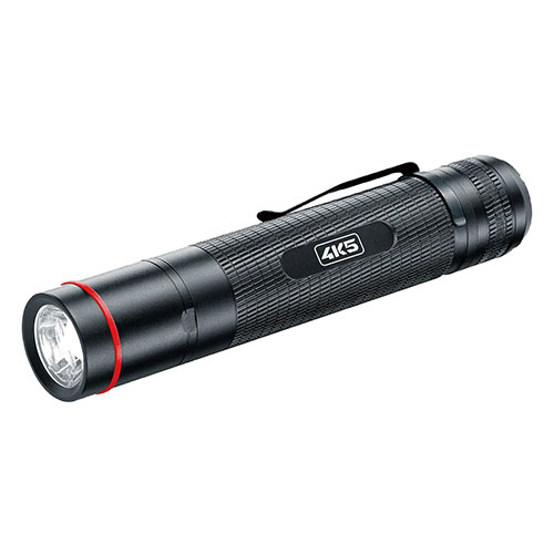 完全防水IPX8、ポケット型フラッシュライト。 MAX900ルーメン、本体にクリップ付き。あらゆる現場で即戦力。最大900ルーメン(3段階調整900/360/90lm) ストロボ機能 フォーカス調整機能 完全防水IPX8 最大照射距離210m 携帯に便利なクリップ付●光度 : 90ルーメン(Low)、360ルーメン(Medium)、900ルーメン(High)、ストロボ機能 ●照射距離 : 210m ●動作時間 : 2.5時間(High)、6時間(Medium)、15時間(Low) ●防塵防水性能 : IPX8 ●電源 : リチウムイオン電池(ICR18650)(CR123×2本、単4アルカリ乾電池×3本、単4ニッケル水素充電池×3本も使用可能) ●充電ポート : Micro-USB(充電時間約2.5時間) ●動作環境 / 保管環境 : -20〜50℃ / -35〜70℃ ●サイズ(W×H×D) : 139.5×26.5×26.5mm ●重量 : 85g(電池含む) ●保証期間 : 1年間 ●生産国 : 中国