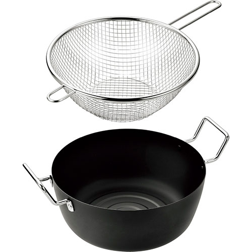 熟練の技巧、信頼の日本製。天ぷら鍋22cm&手付きフライヤー22cm・熱効率、保温性に優れた鉄製の天ぷら鍋。 ・ポテトフライや唐揚げなどの食材を一度にたくさん油切りができる手付きフライヤー付き。●素材 : (天ぷら鍋22cm)本体/鉄(シリコン樹脂塗膜)・ハンドル/鉄クロムメッキ、(手付きフライヤー22cm)/18-8ステンレス(0.7mm×4メッシュ) ●サイズ : (天ぷら鍋22cm)22×30×12cm(本体高さ : 9cm)(容量 : 2.9L)、(手付きフライヤー22cm)22×37×8cm ●商品重量 : (天ぷら鍋22cm)580g、(手付きフライヤー22cm)180g ●IH200V電磁調理器対応 ●原産国 : 日本 ●管理 : 日本 ●保証期間 : 初期不良のみ