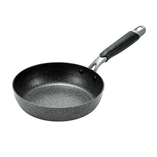 内面3層ハードコートでキズに強い!・本体は熱伝導の良いアルミ製で、熱がムラなく素早く伝わります。 ・内面はこげつきにくく、お手入れ簡単なふっ素コーティング加工。 ・内面3層ハードコートでキズに強く、金属ヘラも使えます。 ・耐摩耗性試験100万回クリア(JIS S 2010に基づく試験に準拠)●素材 : 本体/アルミニウム合金(内面ふっ素樹脂塗膜加工)、はり底/ステンレス鋼、ハンドル/フェノール樹脂 ●サイズ : (ハンドル含む)20.5×38.5×9.5cm(本体高さ : 5cm) ●製品総重量 : 490g ●IH200V電磁調理器対応 ●原産国 : 韓国 ●管理 : 日本