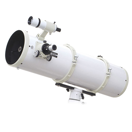 口径200mmの高精度放物面鏡を採用したニュートン式反射望遠鏡。口径200mmの高精度放物面鏡を採用したニュートン式反射望遠鏡。 主鏡セル部分はシースルー構造ですので観測前の温度順応も比較的早くすみます。 斜鏡を支えるスパイダーには0.5mm厚の羽根型を採用し、回折現象の影響を少なく抑えています。主鏡には光軸合わせに便利なセンサーマークも表示されています。 眼視観測のみならず、写真撮影にも適した望遠鏡です。 ※赤道儀は付属しません。鏡筒のみの販売です。 ●主鏡には200mm放物面鏡を採用 ●厚さ0.5mmの薄い羽根タイプのスパイダー ●クレイフォードフォーカサー採用 ●明るく見やすい9×50ファインダー ●接眼部サイズ31.7mm(Tマウント取り付け可能)、50.8mm ●感触が良くスムーズなアルミ製フォーカスノブ ●三脚ネジ付鏡筒バンド。別売の「自由雲台」を介して、カメラを取り付け可能。 ●付属品　プローセルアイピース。PL10mmとPL25mm。 三脚ネジ付鏡筒バンド鏡筒バンドには三脚ネジ(1/4ネジ)が付属。自由雲台(別売)を介してカメラなどを搭載することができます。 ファインダー9×50mmの大型ファインダーを標準装備。マゼンタコーティングを施したアクロマートレンズにより明るくシャープな像。XY軸調節方式により快適に目標天体を導入可能 プローセルアイピースマルチコーティングを施したプローセルアイピースが標準付属(SE80Dを除く)。明るく歪みが少ない視野を楽しめます。 アルミ製フォーカスノブフォーカスノブには感触の良いアルミ製を採用。スムーズな動きで快適なピント合わせが可能です。 羽根型スパイダー斜鏡を支えるスパイダーには0.5mm厚の薄型スパイダーを採用。解像度の高いシャープな像を楽しむことが可能です。天体望遠鏡の種類 : 反射式 対物レンズ/主鏡有効径 : 200mm 焦点距離 : 1000mm 極限等級 : 13.28等星 F値 : 5 集光力 : 816.32倍 分解能 : 0.58秒 ファインダー : 9倍 50mm サイズ(鏡筒)外径240mm×長さ920mm(フード含む) 重量(鏡筒)…8.6kg(アイピース含まず) 接眼部サイズ(スリーブ径) : φ31.7mm(Tマウント取り付け可能)、φ50.8mm 付属品 : 9×50mmファインダー、プローセルアイピース(PL10mm・PL25mm)