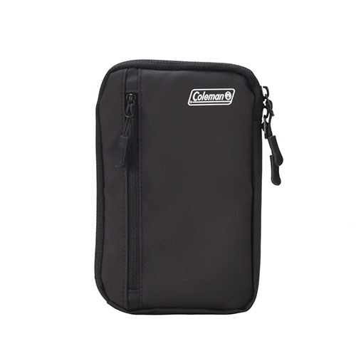 Coleman スマートショルダーポーチ ブラックアウトドアブランド Coleman コールマン ライセンスモデル ショルダーポーチ。メイン・フロント・バックの3ルーム仕様。メイン収納部は大型スマホが楽々入る大きさ。L字ファスナーを採用し中身の確認がしやすくなっています。フロントポケットも小物を入れるのに十分なサイズ感。すぐに取り出したいものはバックポケットに収納できます。ショルダーストラップ着脱可によりショルダーポーチとしても、付属のカラビナを使用してベルトポーチとしても使用可能。背面にはD環が3点ついているので縦ショルダー、横ショルダーに変更できます。内寸(約) : 縦170×横110×奥行15mm 製品重量(約) : 100g 材質 : ポリエステル 他 付属品 : ショルダーストラップ、カラビナ カラー : ブラック 原産国 : 中国 ※本製品はコールマン社とのライセンス契約に基づき、(株)エツミにて企画・製造・販売しています。