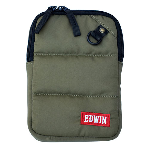 EDWIN キルティングショルダーポーチ カーキカジュアル ジーンズ の定番「 EDWIN エドウィン 」ショルダーポーチ / ソフトなキルティング仕様。取り外し可能なロープタイプのストラップはネックからショルダーまで調整可能。内寸(約) : H200×W145×D30mm 重量(約) : 130g カラー : カーキ 原産国 : 中国 保証期間 : 初期不良対応のみ