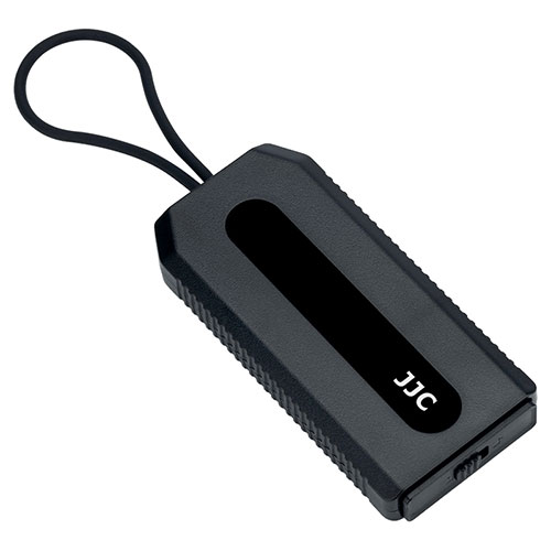 メモリーカードケース　ブラックMicro SDカード12枚とSDカード6枚を収納することができる引き出し式 メモリーカード収納ケース。高品質なABS製で、耐衝撃、防塵、丈夫で耐久性に優れています。EVAスポンジ素材のカードパッドが、メモリーカードにフィットして 、外部からの衝撃と振動を緩和します。収納枚数:Micro SD 12枚/SD 6枚 サイドの滑り止めがふたの開閉に便利 シリコンストラップ付き 材質:ABS+EVA+シリコン 製品重量(約):45g / サイズ(約):W11×H5×D2cm カラー:ブラック 原産国 : 中国
