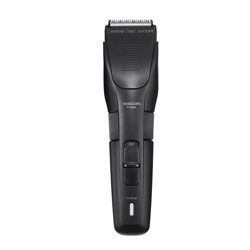 メーカー：テスコム 型番：TT490A-K JAN：4975302549013 ■商品説明■ ●新設計のショートコームで、すくった髪を逃がさず狙った長さにカットできます。 ●手元のダイヤルを回すだけで、1mm刻みの長さ調節がカンタンに行えます。 ●自然な仕上がりに導くスキ刈りコーム付属で、耳まわりやボリュームダウンも手軽にケアできます。 ●刃と本体は丸ごと水洗いが可能なため、お手入れが簡単で常に清潔さを保てます。 ●コードレスとしても、充電しながらコード付きでも使える充電・交流式です。 ●45°の鋭角刃を採用し、引っかかりを抑えてスムーズにカットできます。 ●本体には抗菌剤を配合しており、衛生面にも配慮された安心設計です。 ●AC100-240V対応で、海外での使用も可能です。 ■仕様■ ・本体寸法：高さ185mm × 幅48mm × 奥行き43mm（本体のみ） ・本体質量：170g（本体のみ） ・電源：AC100-240V 50/60Hz（充電・交流式） ・充電時間：約4時間 ・水洗い：本体・刃水洗いOK ・海外対応：○（AC100-240V地域対応） ・コードの長さ：1.8m ・付属品：ショートコーム、スキ刈りコーム、電源アダプター、掃除用ブラシ、TESCOMオイル