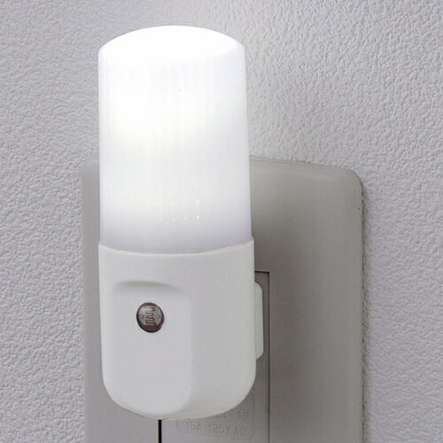メーカー名:エルパ ELPA 型式:PM-L160 W JAN:4901087179923 定格：AC100V 定格周波数：50Hz/60Hz 定格消費電力：0.2W 光源：白色LED×1灯(交換はできません) 明暗センサー動作照度：約5lx以下で点灯・約10lxで消灯 入数：1個 カラー：ホワイト 屋内用 ・直接コンセントに差し込むだけですぐにご使用いただけます。 ・暗くなると自動的に点灯し、明るくなると消灯します。 ・プラグ部分には電気火災予防の耐トラッキングカバーを装着。 ・光源にはLEDを採用する事で消費電力が少なく経済的です。 ・1日8時間使用して電気代は1ヶ月約2円とお得です。 【用途】 ・家の中でちょっとした明かりが欲しい時におすすめします。 ・廊下・寝室・お年寄りのいる部屋 ・玄関などの常夜灯・目印に最適です。