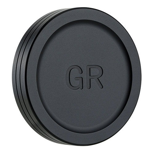 RICOH GR,GR対応のかぶせ式レンズキャップ。外部は良質なアルミニウム合金、内部は柔軟なEVAを使用しているため、軽量で堅牢。大切なレンズをほこりや汚れから護ります。装着も簡単。RICOH GR/GR対応 材質 : アルミニウム合金、EVA 製品重量 : 約17g カラー : ブラック 原産国 : 中国