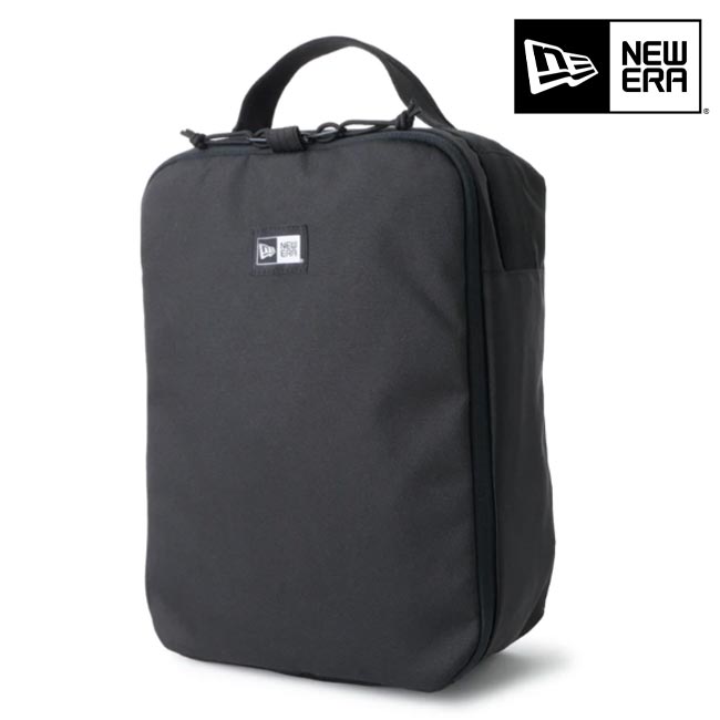 メーカー希望小売価格はメーカー商品タグに基づいて掲載しています 《商品詳細》 シューズを収納することが出来る簡易シューケース。 オーガナイザーとしても活用可能。 大きく開閉でき、収納物をスムーズに出し入れすることが可能。 外側に付属のループ部分には別売りの［Cap Clip］を装着可能。 Shoe Case（シューケース） 容量：約17L 高さ：約340mm 幅：約250mm 奥行：約130mm #バッグ＆アクセサリー#ユニセックス 商品番号 14750864 コレクション シューケース カラー ブラック ■素材：ポリエステル100% ■ベトナム製 ※サイズにつきましては若干の誤差はご了承ください。 ※モニターの違い、撮影時の光線の具合により、実際の商品と若干色味が違う場合がございます。 ※当店の在庫につきまして 当店は実店舗や他のショッピングモールと在庫を共有しており、在庫数の反映にタイムラグがございます。ご注文のタイミングで在庫有となっていても欠品完売でやむを得ずキャンセルさせていただく場合がございますので予めご了承ください。