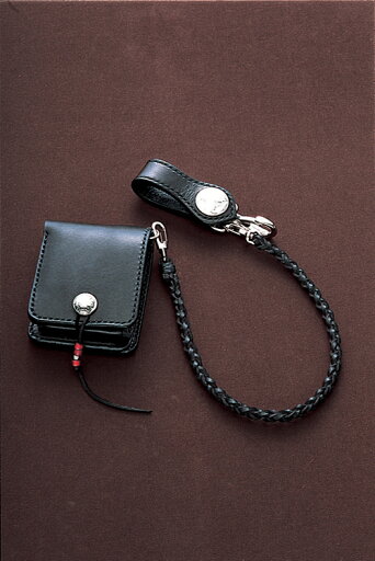 サドルバタフライウォレット Bタイプ 黒二つ折り/2つ折り/ミニ財布/ミニウォレット/コンパクトウォレット/ミニマムウォレット/ミニマリスト/革財布/レザーウォレット/本革/本牛革/サドルレザー/イタリアンレザー/ブッテーロ/メンズ/手縫い/ハンドメイド/日本製 サドルバタフライウォレット Bタイプ 黒二つ折り/2つ折り/ミニ財布/ミニウォレット/コンパクトウォレット/ミニマムウォレット/ミニマリスト/革財布/レザーウォレット/本革/本牛革/サドルレザー/イタリアンレザー/ブッテーロ/メンズ/手縫い/ハンドメイド/日本製