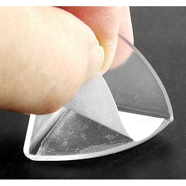 コーナーガード あんしんママ 粘着テープ付 3.7×2.1×2.8cm 4個入 (100円ショップ 100円均一 100均一 100均)