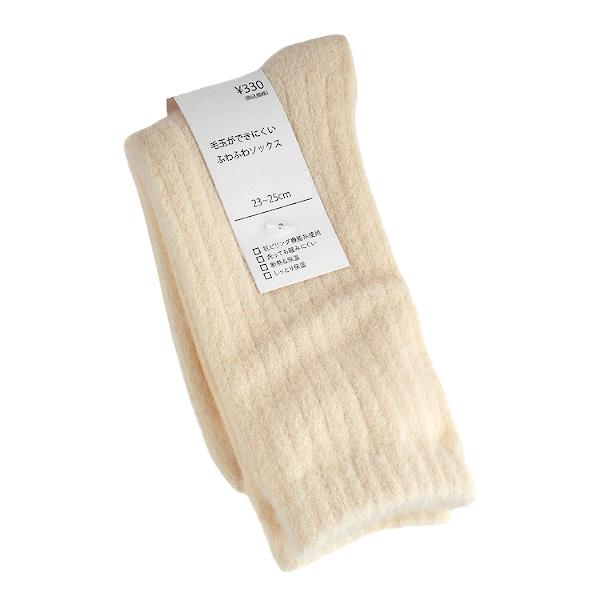 靴下です。洗っても縮みにくく毛玉ができにくい靴下です。抗ピリング機能糸を使用しております。断熱&保温で足元をしっとり保湿します。※縫製品の為サイズの異なりや糸のほつれ等がございます※パッケージの表示価格は店頭販売価格の為、当店販売価格とは異なります※洗濯機・タンブラー乾燥・漂白剤 非対応●適応サイズ(約)・23~25cm●色・アイボリー●材質・ポリエステル ナイロン その他●用途・靴下 ソックス 衣類 衣料 ファッション●キーワード・くつした そっくす いるい いりょう ふぁっしょん●品名・抗ピルソックスワイドリブ アイボリー●品番・★0989-29●JAN・4968988989297●メーカー名・(株)ミツキ●管理単位・6個/120個●入数・1足