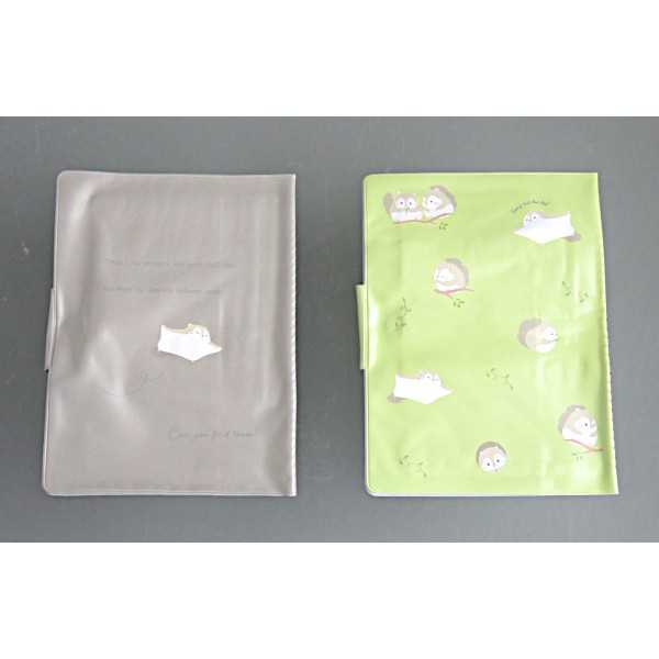 お薬手帳・診察券ケース エゾモモンガ柄 11.5×15.5cm ［色柄指定不可］ (100円ショップ 100円均一 100均一 100均)