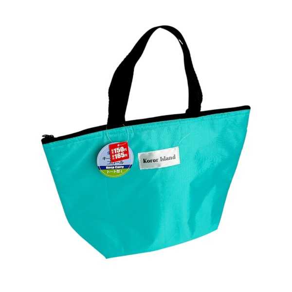 保冷・保温バッグです。内側にアルミ蒸着素材を使用しております。広いマチでたくさん入ります。お弁当の保温や食材の保冷に便利です。※防水仕様ではございません※洗濯 非対応※パッケージの表示価格は店頭販売価格の為、当店販売価格とは異なります※色の指定はできません●サイズ(約)・350×240×マチ140mm(持ち手含まず)●材質・本体:ポリエステル、ポリエチレン、アルミニウム 持ち手:ポリプロピレン●用途・保冷 保温 バッグ 袋 お弁当 キッチン レジャー●キーワード・ほれい ほおん ばっぐ ふくろ べんとう きっちん れじゃー●シリーズ名・キープキャリー●品名・キープキャリーコロール トート型L C150●品番・★C9507121●JAN・4546785507120●メーカー名・(株)IMA●管理単位・10個/120個●入数・1個