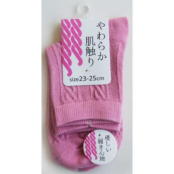 靴下です。縄柄模様のソックスです。なめらかな肌ざわりのやさしい履き心地です。※縫製品の為サイズの異なりや糸のほつれ等がございます※入荷ごとに色味や柄等が異なる場合がございます※種類の指定はできません※リニューアルにより写真以外のパッケージやデザイン、色、サイズ、種類になる場合有り※写真以外の種類になる場合有り●適応サイズ(約)・23~25cm●材質・ポリエステル ポリウレタン●用途・靴下 ソックス 衣類 衣料 ファッション●キーワード・くつした そっくす いるい いりょう ふぁっしょん 100円ショップ 100円均一 100均一 100均●品名・婦人 やわらか縄柄ソックス●品番・48-575●JAN・4945621305218●メーカー名・日本レッグニット卸商協同組合●管理単位・10個/400個●入数・1足