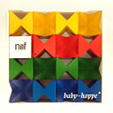 ギフト対応 1958年に創始者クルト・ネフ氏がデザインした、ネフ社の玩具の原点となった商品です。 当時の積み木の概念とは異なる斬新なデザインで注目を浴びました。その魅力は半世紀を過ぎた今でも色褪せてはいません。 1辺5cm赤・青・黄・緑の4色の立方体が斜めにカットされ、リボンのような不思議な形をしたこの積み木は、ネフ社の 普通の四角い積み木と違い、いろんな積み方ができます。バランスや角度を考えて積み上げることに子どもは夢中になります。 商品詳細 メーカー Naef（ネフ）社/スイス サイズ 積木：基尺5cm パッケージ：W22.3×D22.3×H5.6cm 素材 カエデ セット内容 積木4色×各4（合計16個）　パターンブック×1 年齢目安 1歳半頃から 生産国 ドイツ お願い ※木製玩具はその性質上、丁寧に扱っていても長く遊ぶうちに、傷がついたり色の一部が剥げたりします。よく遊んだ証しとしてお考えいただければと思います。 ネフ氏とネフスピール 1954年ネフ氏が家具とインテリアの個人会社ネフ社を設立。 ある日顧客の一人が「世の中には、美しい食器や家具があるのに、美しい玩具がない。この店にふさわしい玩具を作るべき。」とネフ氏に助言。この事がネフスピールを世に出すきっかけとなりました。 リボン形の新しい積み木「ネフスピール」は多くの人に求められ、ネフ氏はやがて家具、インテリアの世界から玩具の世界に方向転換。 やがて小さい自分の工房から馬小屋を改造した工場ができ、ネフスピールに続いてベビーボール、カウリングなどの素晴らしい玩具がこの工場で生まれていきます。 【NAEF】 【NEF】 【つみき】 【積木】 【積み木】 【出産祝い】 【ベビーギフト】【出産おすすめ】 【人気のつみき】 【ちょう型つみき】 【かわいいつみき】 【1才】 【2才】 【赤ちゃんつみき】【赤ちゃんのお祝い】 【リボン型つみき】 【かわいい積木】 【クルトネフ氏デザイン】