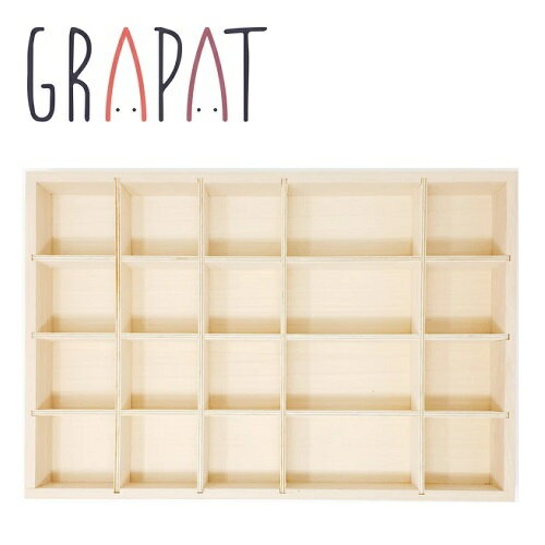 ギフト対応 グラパットの仲間はもちろん、あなたの大切なもの（木の実や宝石、鈴、ボタン、羊毛ボール…など）を入れたり、デザインを楽しんでインテリアボックスとして飾ったり、自由な発想でたくさんお楽しみくださいね。※16-135 フリープレイボックス（Free play box）の約半分のサイズ。 商品詳細 メーカー GRAPAT（グラパット）/スペイン サイズ 440mm×295mm×45mm 素材 木 年齢目安 3才以上 生産国 スペイン その他 ※ご理解ください。 製品は手作業で仕上げられているため全て異なります。個性ある仕上がりが人間らしさのようでもあり、美しい素材をより価値のあるものにしています。木が持つ節などの特性が表に出ている場合がありますが、製品に問題はありません。また、一部の製品に使われている布袋は、小さな欠陥があるという理由で破棄されてしまう大企業の製品からきています。私たちが手作業で丁寧に欠陥を取り除き、それらに第二の人生を与え活用しています。 【自由な積木】 【ベビーギフト】 【グラパット】 【かわいい積木】 【映えるつみき】 【ちいさな積木】 【カラフルな積木】 【自由な遊び】 【スペインつみき】 【木のおもちゃ】 【細かい積木】 【グラパットつみき】 【】 【】【】 【】 【】WHO WE ARE グラパットは 都会を離れて自然の中で生きることで実現したファミリープロジェクトです。 アイデアは私たちの中に何年も前からあり、長女が生まれてからの3年の間に構想が膨らんでいきました。 私たちは子ども達がおもちゃを持つ必要性について考え、実際に当時彼女はほとんどおもちゃを持っていませんでした。 その代わりに彼女が日常のもので遊べるよう工夫しました。 キッチンの扉をあけ放ち、本を道路に見立てたり、スカーフは帽子の中に。 そしてさらに変身し続けていく… 我が子や他の子ども達が遊んでいる様子を見ると、「遊び」には何か尊いものがあることに気付かされます。 それは遊ぶ事で生まれた決まり事や、時の流れによって束ねられたパラレルワールド。 まるで瞑想のようです。 遊びは“YES”の瞬間であり、全てが認められた空間。 ただ一つの約束事は、自分自身を、他者を、環境、物、他の子が作った世界を傷つけない事。 そんな一瞬一瞬に私たち大人は、まるで神聖な時であるかのように邪魔をせずスペースを作り静かに見守ります。 夏の照りつける太陽の下でも子ども達は石で遊びます。 子ども達にとって、遊ぶことが食べる事以上に大切であることを毎日気付かされます。 子どもにとって遊ぶということは、自然の大いなる力のようなもの。 誰も止めることは出来ないのです。 しかしながら私たち大人は持てる力の限り止めようとしてしまいます。 自由な遊び。自由な役割。 それは解き放たれたものです。作られ過ぎていない素材の持つ力は毎日私たちを驚かせました。 何故なら子ども達はそれを自分が決めたものに自由に変身させ、内なる欲求を満たしていくからです。 なんでもないものがその子自身の内面から湧き上がる気持ちを表現する材料となり、それが何なのかに出会い、そう変身させ、動き出す。 だからこそ、私たちは使い方が決めこまれていない素材を提案し続けています。 唯一遊びのマニュアルは、時間や形式を決めずにゆっくりと没頭させること。 想像力を育てる素材は 夢、現実、ひらめき、といった多彩な世界を育て上げるきっかけになることでしょう。 私たちはこの星で生きていきます。地球とともに、火や水の近くで。 子ども達は常に多くの感動を与えてくれます。 彼らはまるで大地を飛び跳ねながら、大空に羽ばたいていくかのよう。 ようこそ！グラパットへ！ 心の奥底から湧き出るような遊びの世界へ！ 【COLOUR (Color)】 染料はヨーロッパの厳しい安全規則に従い、水性で非毒性。 「塗る」ではなく「染める」ことで尊く優しい木そのものの良さを保つことができると考えています。 例え地に落ち時が過ぎたとしても、染料は深く浸透しニュンアスを表現し続けます。 唾液と接触することで色落ちすることが稀にありますが問題ありません。 また長時間の直射日光は日焼けの原因になりますのでお気をつけください。 仕上げには植物由来の亜麻仁油を使用しています。 初めは香りが強く出ますが、日に日に無くなっていきます。 その過程が私たちのお気に入りです。 【CARE (Cuidados)】 乾燥したところで保管してください。 汚れたら固く絞った布で拭き取り、すぐに乾かしてください。 時が経ち、ささくれやひび割れが出てきたら、それは素材の役目を十分に果たしたということです。工房から祝福を贈ります。 何故なら私たち自身が成長し命を終えるのと同じことだから。 たくさん生かしてくれてありがとう！ また、一部の製品に使われている布袋は、小さな欠陥があるという理由で破棄されてしまう大企業の製品からきています。 私たちが手作業で丁寧に欠陥を取り除き、それらに第二の人生を与え活用しています。 すべての商品はEN71-1/2/3の安全規則に従います。