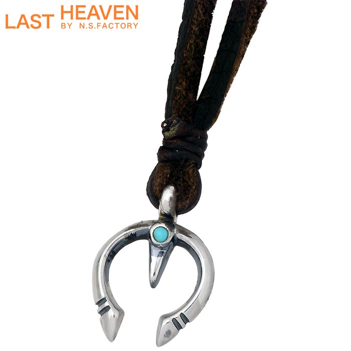 LAST HEAVEN…ラストヘブン。世界の中で失われつつある、民族のエッセンスが輝く人気アクセサリーブランド。世界各国から集めた、ナチュラルな素材で出来たハンドクラフトテイストは、国境を越えた人気のコレクションです。天然の素材を主に使用したアイテムは肌馴染みが良く、ナチュラル系のカジュアルファッションにもぴったり。彩りの美しい民族の特徴的なデザインはカラフルでインパクトもあります。多くの人が魅了され続けるペアアクセサリーブランドです。シルバーのナジャペンダントに2ミリのターコイズをアレンジし、オキシダイド加工でナチュラル感を演出しました。※レザー部分は天然素材の為、サイズ表記の長さが異なる場合がございます。※石には、個体差があり、大きさ・色合い等はひとつひとつ異なり、表面傷がある場合もございますことご了承下さい。※お客様の閲覧環境により、色の見え方が実際の商品と異なる場合がございます。■サイズ ： 23X16mm■全長 ： 約45〜60cm■素材 ： シルバー925/ターコイズ/レザー■付属品 ： 専用ポーチ【納期目安】原則として受注制作※メーカー在庫がある場合1週間程度/制作対応の場合3〜4週間程度※製作の都合により4週間以上お時間をいただく場合があります。●お急ぎの場合やご希望日などがございましたらメーカー在庫の確認をいたします、ご遠慮なくご相談ください。※ご注文後のキャンセルはお受けできません。■当店はアクセサリーブランド【LAST HEAVEN/ラストヘブン】の正規取扱店です。当店はブランドとの直接取引により仕入れた商品を販売しております。【key:SILVER:SV925:ジュエリー:アクセサリー:男性用:彼氏:ギフト:プレゼント:贈り物:記念日:誕生日:バースデー:クリスマス:バレンタインデー:ハンドメイド】楽天国際配送対象商品（海外配送)※ギフトラッピングイメージ(ラッピングをご希望の場合)※予告無く変更の場合がありますギフト対応★名古屋発、シルバーアクセサリーのセレクトショップ　Baby★Sies(ベイビー★シーズ)です。日本のシルバー作家さんをメインに、『丁寧に、想いを込めて製作したシルバー作品』をお届けいたします。シルバーアクセサリーはすべてハンドメイドによる製作のため、機械による大量生産ができません。仕上がりまでに多くの工程を必要としますので、お届けまでにお時間をいただく場合がございます。お待たせをしてしまいますが、その分、大切にご愛用いただければ幸いです。■こんな方におすすめです ： 友達 友人 知人 パートナー 恋人 彼氏 旦那 夫 息子 兄弟 彼女 妻 娘 姉妹■性別・年代 ： 男性 メンズ 女性 レディース ユニセックス 10代 20代 30代 40代 50代 60代 高校生 大学生 社会人■デザイン・イメージ ： おしゃれ シンプル カジュアル スタイリッシュ スマート 存在感 きれいめ かっこいい かわいい ビジュアル系 V系 ヴィジュアル系 コスプレ ロック ハード系 フェミニン ファッション バンド ストリート 都会派■特徴 ： ハンドメイド 手作り ブランド 人気 トレンド 老舗ブランド 国内ブランド 日本ブランド ドメスブランド ドメスティックブランド BRAND■シーン・用途 ： ギフト プレゼント 贈り物 記念日 誕生日 バースデー クリスマス Xmas バレンタインデー ホワイトデー ご褒美 自分用 お礼 お返し 入学祝い 卒業祝い 就職祝い 成人式 父の日 母の日 結婚式 二次会 パーティー フェス ライブ お出かけ デート イベント セレモニー デイリー オフィス 特別■対応サービス ： ラッピング無料 ギフトラッピング■カテゴリ ： アクセサリー Accessory ネックレス Necklace ペンダント Pendant ジュエリー Jewelry 装飾品 首飾り