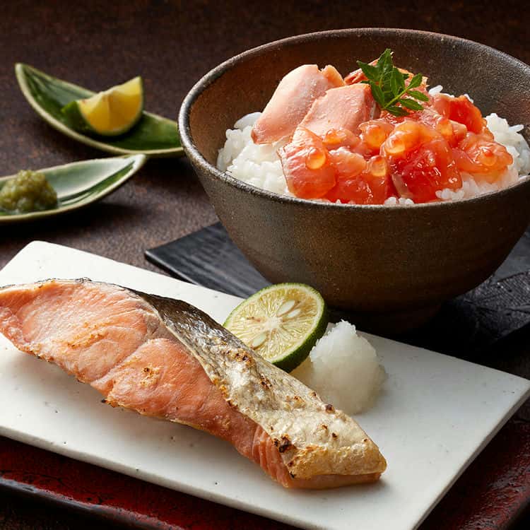 【ポイント10倍！ 30日まで！ 】 北海道産 新巻鮭&鮭といくらのルイベ漬セット B 切身半身 700g ルイベ漬 100gx2 北海道で水揚げされた新鮮な秋鮭を姿そのままに切身加工し半身づつパックしいくらのルイベ漬をセットでお届け