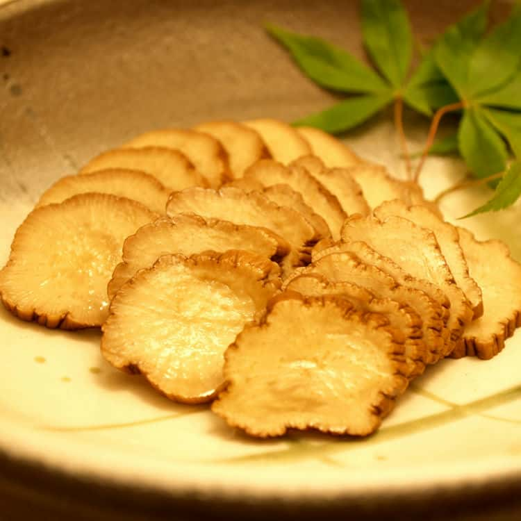 秋田名物　いぶりがっこ、真っ白な大根を細紐で編み、天井に吊り上げナラノ木、桜、けやきの広葉樹を燃やし続けること四〜五日。香りよく、きつね色に干しあがった大根を古来伝承の米ぬかと塩を主体にしたシンプルな漬け込みにこだわることで、いぶり漬け本来の素朴で味わい深い風味を目指しました。そしてその風味と食感をそのままに缶詰にしました。薄くスライスしておりますので缶を開けてそのまま食べられます。お茶請けやお酒の肴に、お土産やおすそ分けにも持ち運ぶとき臭いがせず便利です。クリームチーズなどを乗せるとワインにもあいます。■配送不可地域：離島は配送不可■温度帯：常温■原材料名／食品添加物：●大根、漬け原材料(砂糖、食塩、米ぬか、還元水飴、醸造酢、たん白 加水分解物)、調味料(アミノ酸等)、酸味料■賞味期限：製造日より3年■規格：75g×8缶■サイズ(mm)：320×160×50■ギフト対応：・ギフト包装：×・二重包装：〇・熨斗対応：〇・のし表書き：〇・のし名入れ：〇■発送の目安(販売元より直送)：ご注文後（決済確認後）、5営業日以内の発送予定。■用途 自宅用 ご自宅用 家庭用 家使い ホームパーティー 誕生会 クリスマス会 ハロウィンパーティー 女子会 食事会 集まり 軽食 ブランチ ランチ 朝食 朝ごはん 昼食 昼ごはん 夕飯 夕ご飯 夜ごはん 晩ごはん 夜食 お弁当 おかず 副食 自炊 家ごはん お留守番 休日 春休み 夏休み 冬休み 晩酌 酒の肴 酒のあて つまみ 飲み会 自宅飲み 宅飲み 家飲み ごはんのおとも ご飯のお供 洋食 和食 中華 イタリアン■対象 家族 ご家族 ファミリー 大家族 大人数 核家族 小人数 ひとり暮らし 一人暮らし 二人暮らし 夫婦 パートナー カップル 単身赴任 大人 おとな 子供 子ども こども 小学生 中学生 高校生 大学生 学生 社会人 友人 お友達 ママ お母さん 母親 奥様 奥さん 妻 おばあちゃん おばあさん 祖母 パパ お父さん 父親 夫 旦那さん おじいちゃん おじいさん 祖父 みんな 皆様■その他 お取り寄せ お取り寄せグルメ 販売元より直送 メーカーより直送 ご当地グルメ 簡単 お手軽 簡単調理 時短 便利 常備 アイデア次第 アイデアレシピ アレンジ 無選別 簡易包装 個包装 本格的 満足セット 食べ比べ やみつき リピート リピーター 贅沢 ごちそう ご馳走 ヘルシー 美容 業務用 実用的 シンプル どっさり ちゃちゃっと 白米 白飯 ごはん パン ビール お酒 日本酒 焼酎 ワイン ハイボール チューハイ 炭酸飲料 お茶 ソフトドリンク コーラ ジュース ノンアルコール 小腹が空いたとき 仕事が忙しいとき 急な来客がきたとき 主婦の味方 主夫の味方 レンジ レンチン 湯せん■カテゴリ 食品 加工品 総菜 惣菜 そうざい デリカ秋田名物　いぶりがっこ、真っ白な大根を細紐で編み、天井に吊り上げナラノ木、桜、けやきの広葉樹を燃やし続けること四〜五日。香りよく、きつね色に干しあがった大根を古来伝承の米ぬかと塩を主体にしたシンプルな漬け込みにこだわることで、いぶり漬け本来の素朴で味わい深い風味を目指しました。そしてその風味と食感をそのままに缶詰にしました。薄くスライスしておりますので缶を開けてそのまま食べられます。お茶請けやお酒の肴に、お土産やおすそ分けにも持ち運ぶとき臭いがせず便利です。クリームチーズなどを乗せるとワインにもあいます。■配送不可地域：離島は配送不可■温度帯：常温■原材料名／食品添加物：●大根、漬け原材料(砂糖、食塩、米ぬか、還元水飴、醸造酢、たん白 加水分解物)、調味料(アミノ酸等)、酸味料■賞味期限：製造日より3年■規格：75g×8缶■サイズ(mm)：320×160×50■ギフト対応：・ギフト包装：×・二重包装：〇・熨斗対応：〇・のし表書き：〇・のし名入れ：〇■発送の目安(販売元より直送)：ご注文後（決済確認後）、5営業日以内の発送予定。●この商品は販売元からの直送にてお届けいたします。※ご注文後のキャンセル、お届け先の変更はお受けできません。【返品について】商品が良品であった場合、いかなる理由でも返品はできないものとします。下記の項目に当てはまるものを除く場合は、無料にて返品・交換を承ります。●開梱・開封した商品/イメージと違う/大口注文の商品/商品破損があった商品/その他販売元が返品を受け取ることができないと判断する相当の事由を有する商品※当店へ事前連絡ないまま返品、廃棄された商品については対応できません。※商品到着から翌営業日の営業時間内に破損状況や不良状況が分かる写真を添えてご連絡ください。追ってご返送方法をお知らせいたします。