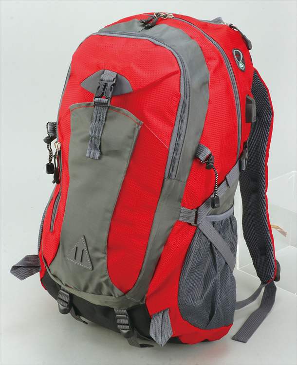 大容量リュック レッド災害時 持ち出せる 大容量リュック サブポケット すっきり収納 充電用ケーブル 充電器とつなげる バッグから給電 機能的 安心グッズ 防災バッグ 緊急時