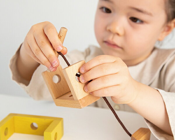 エドインター Ed.Inter ひも通しブロック Swingy スウィンギー 木のおもちゃ 木製玩具 玩具 おもちゃ オモチャ ひもとおし 紐通し 3歳 4歳 5歳 3