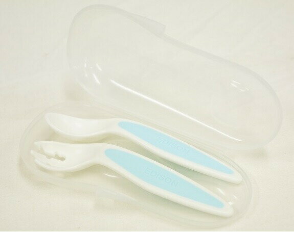 ★はじめてでもじょうずに食べられる！ 　エジソンママからベビーのためのフォーク＆スプーン ★ベビーのために考えたエジソンママの思いやりのカタチです。 ★お口にまっすぐ運べる2つの角度で、 　はじめてでもじょうずに食べられます。 　手にフィットするデザインとラバー素材で滑りを防止します。 ★持ち運びに便利なケース付き。 ★材質 　本体・・ポリプロピレン、熱可塑性エラストマー 　ケース・・ポリプロピレン ★耐熱温度/本体140℃、ケース110℃ ★発売元/株式会社ケージェイシー