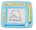 ★Sumikkogurashi ★5種類のお手本シートをなぞっておえかき！ ★イレーザーを左右にゆっくりスライドすると ボードにかかれた文字や絵をキレイに消すことが出来ます 【あそびかた】 1・お手本シートを正しい向きで差し込み順に 本体とおえかきがめんの間に差し込みます。 2・おてほんシートに沿って線をなぞると キャラクターがかけます。 3・おてほんシートをはずす時は、 ぬきとりベロを持ってはずして下さい。 【セット内容】 ミニおえかきボード1個 マグネットペン1個 おてほんシート5枚 ★対象年齢/3才以上 ★製品素材/本体、ペン：PS/シート：PET ★中国製 ★発売元/マルカ株式会社 ※本商品はメール便での発送です 　パッケージ突起部分を押し込んで 　発送用箱に入れさせていただきます 　予めご了承願います。