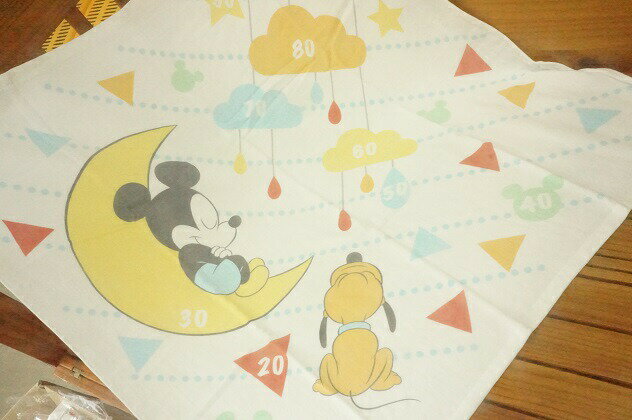 【メール便利用!送料込み】丸眞ベビー用 身長計目盛り付き正方形ガーゼ湯上りタオル ミッキーマウス「すやすやおやすみ柄」(配送区分B)