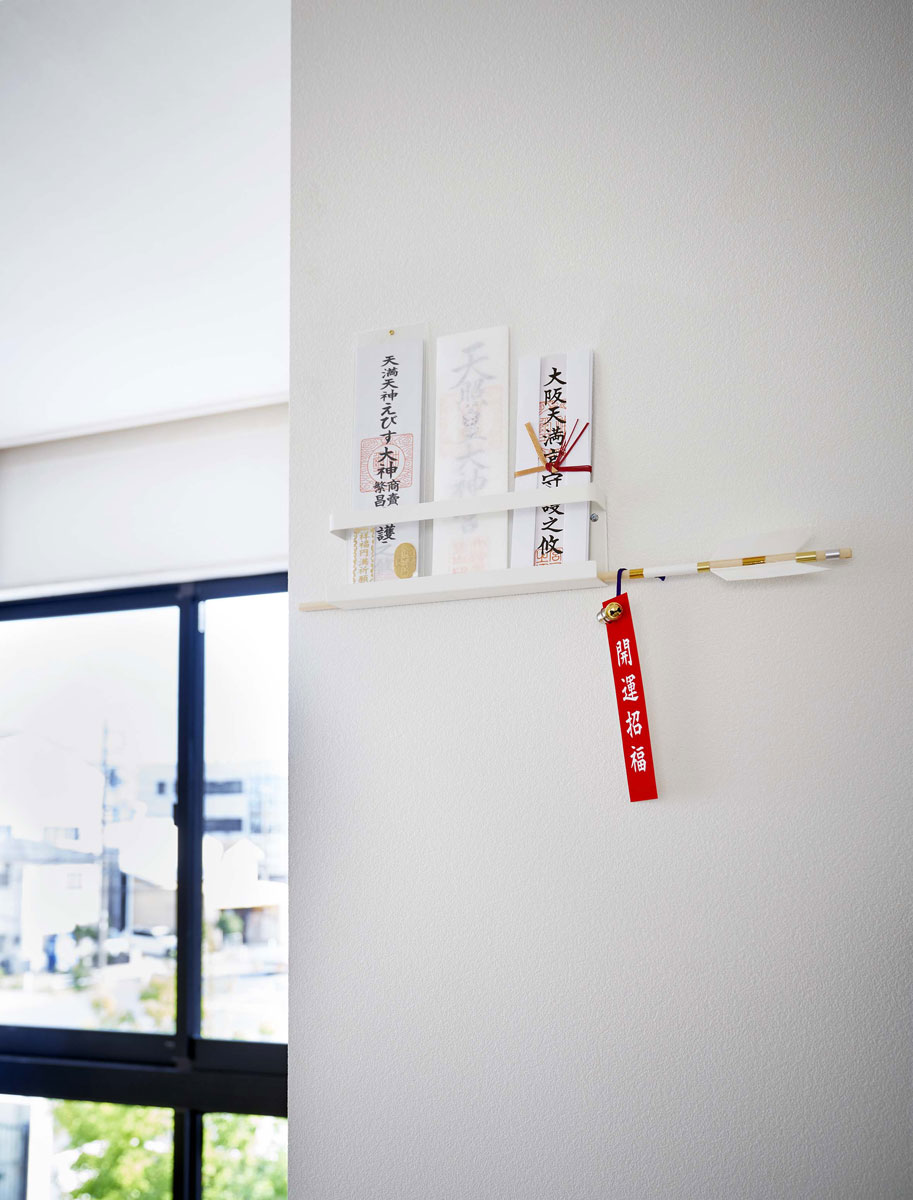 神札立て YAMAZAKI tower 神札ホルダー 神棚がないご家庭の神札収納に！ 神札 破魔矢 木ネジ お札立て お札入れ お神札受け 山崎実業 タワー ホワイト