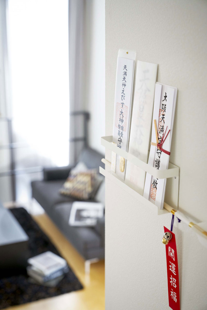 神札立て YAMAZAKI tower 神札ホルダー 神棚がないご家庭の神札収納に！ 神札 破魔矢 木ネジ お札立て お札入れ お神札受け 山崎実業 タワー ホワイト