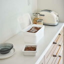 ペットフード入れ YAMAZAKI tower 密閉ペットフードストッカー 1.5kg 軽量カップ付き 湿気・酸化・臭い漏れを防ぎます! ペット用品 キャットフード・ドッグフード保存容器 ペットフード容器 山崎実業 タワー ホワイト