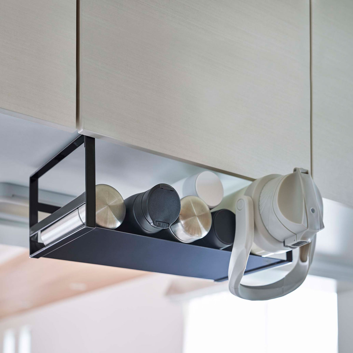 キッチン収納 YAMAZAKI tower 戸棚下ワイドジャグボトル収納ラック サッと取り出せるマグボトル収納！ スポーツジャグ マグボトル 水筒収納 収納ラック 山崎実業 タワー ブラック(3.0)